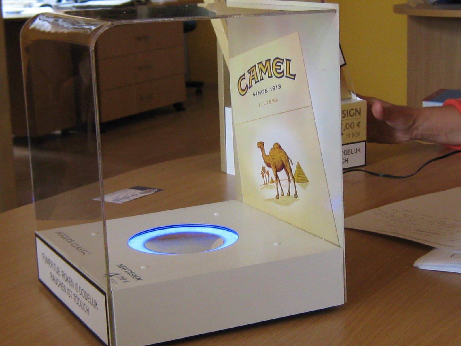 Camel – Világító plexi cigaretta-display